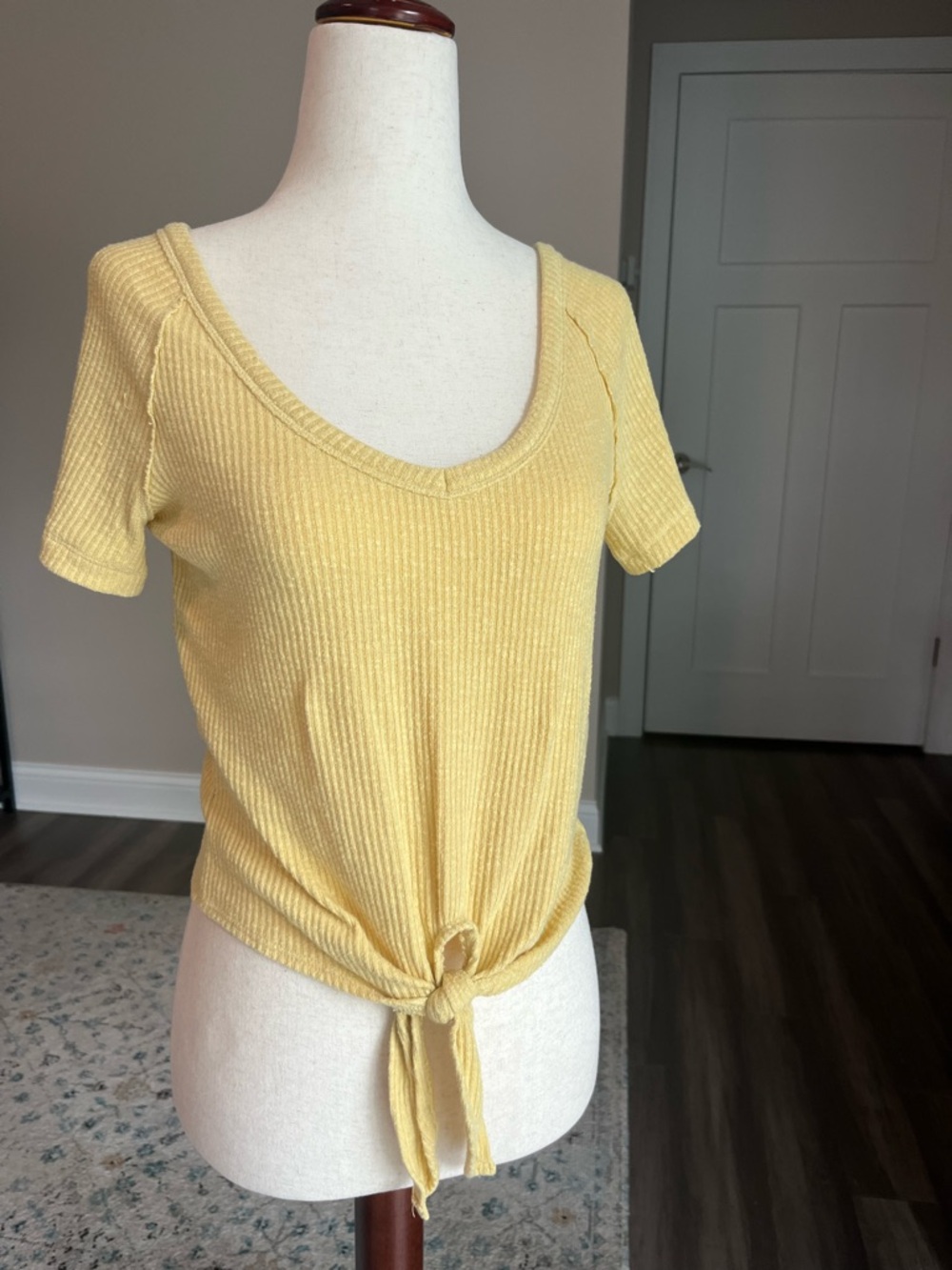 Abercrombie & Fitch Ribbed Tie-Front Crop Top Tshirt Butter Yellow